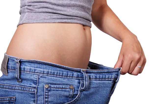Bauchfett verlieren - Frau nach erfolgreicher Diät