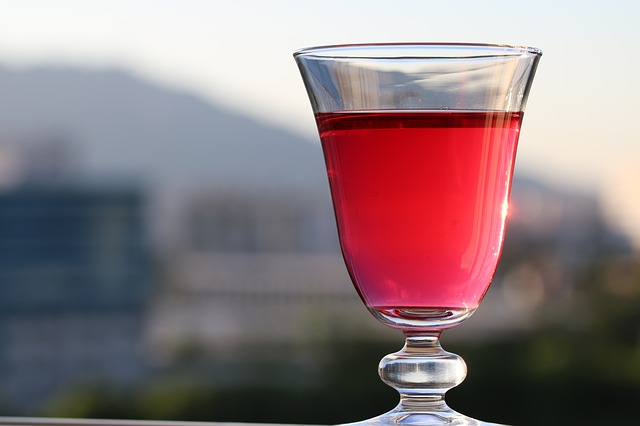 Abnehmen mit Rotwein - gefülltes Glas